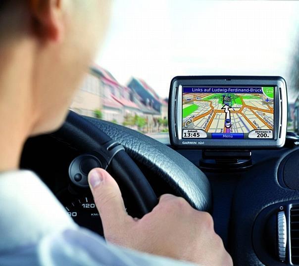 So trendy Navigations-Apps für Smartphones auch sein mögen - sie können ganz schön ins Geld gehen. Das normale Navi erledigt die Arbeit auch. Und preiswerter. Foto: Garmin/auto-reporter.net